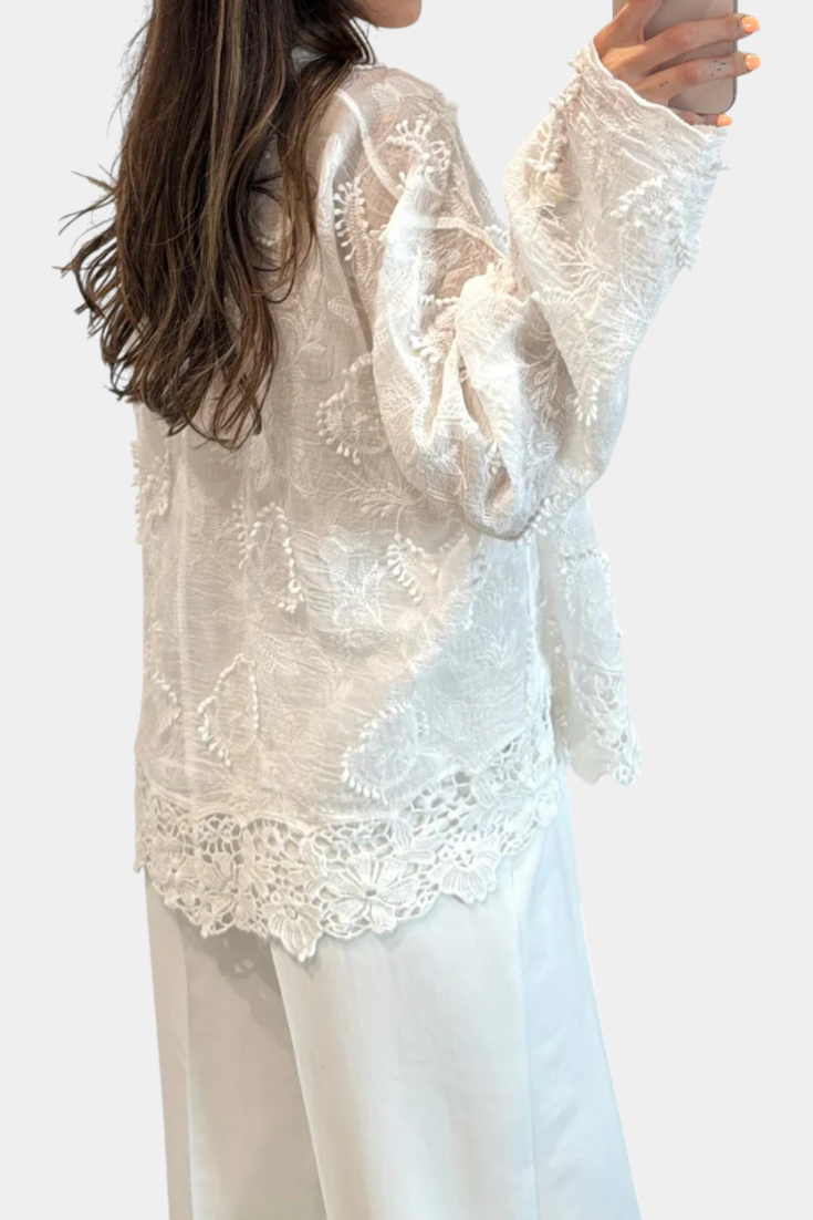 Wild Iris Bluse i Hvid Blonder Med Fin Broderi Delikat